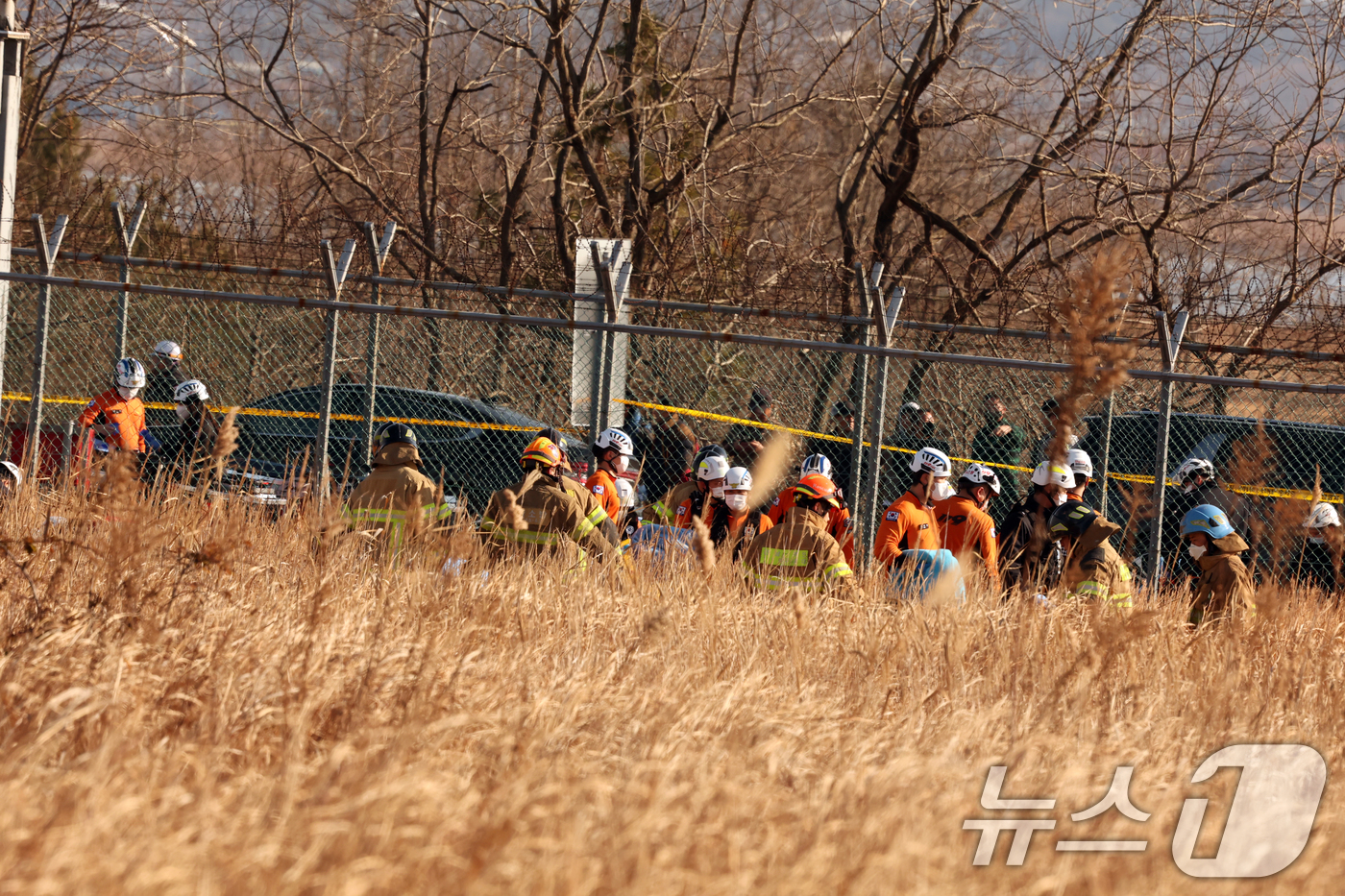(무안=뉴스1) 김태성 기자 = 29일 오전 전남 무안국제공항 활주로에 여객기가 추락해 사고 수습이 이뤄지고 있다.이날 오전 9시 7분쯤 승객과 승무원 181명을 태운 태국발 제주 …