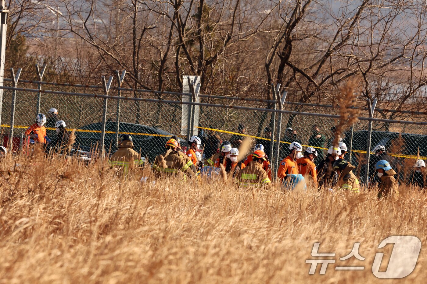 본문 이미지 - 29일 오전 전남 무안국제공항 활주로에 여객기가 추락해 사고 수습이 이뤄지고 있다. 2024.12.29/뉴스1 ⓒ News1 김태성 기자