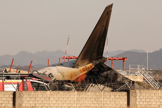 NYT, 무안공항 '콘크리트 둔덕' 조명…"죽음의 벽이 참사 키워"