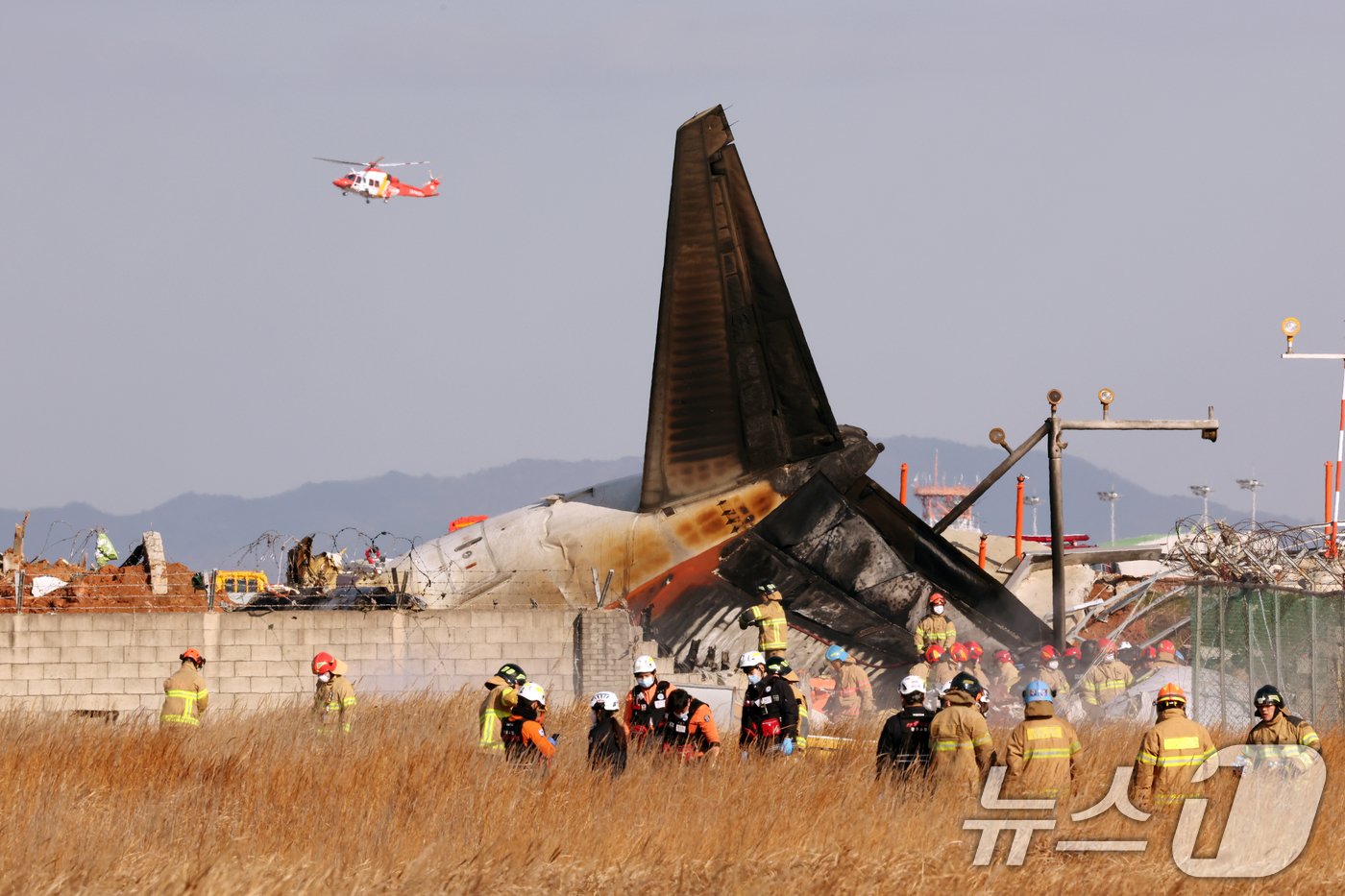 29일 오전 전남 무안국제공항 활주로에 여객기가 추락해 사고 수습이 이뤄지고 있다. 2024.12.29/뉴스1 ⓒ News1 김태성 기자