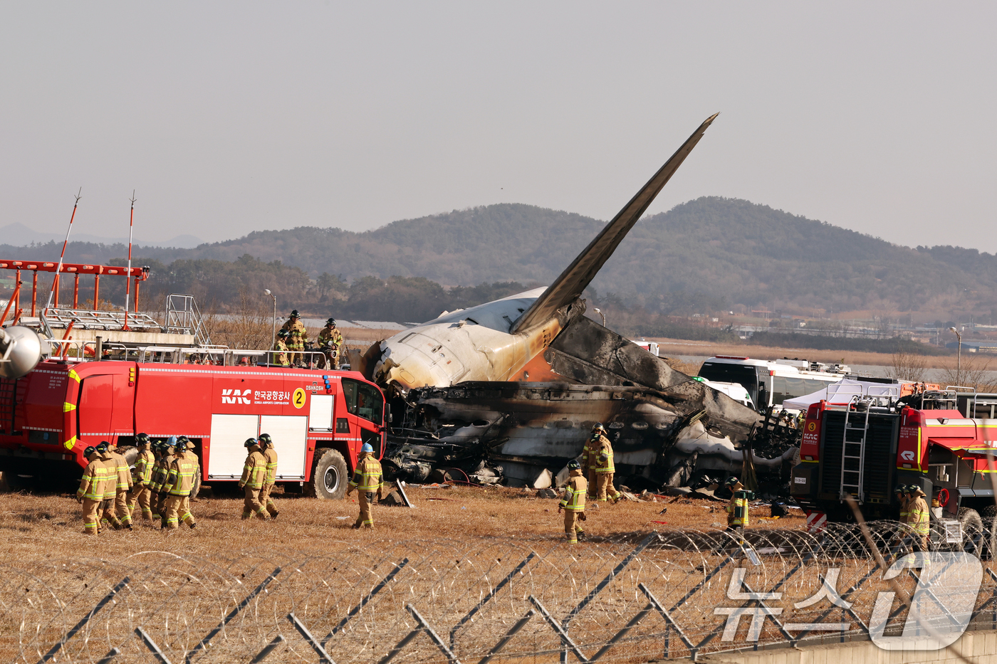 (무안=뉴스1) 김태성 기자 = 29일 오전 전남 무안국제공항 활주로에 여객기가 추락해 사고 수습이 이뤄지고 있다.이날 오전 9시 7분쯤 승객과 승무원 181명을 태운 태국발 제주 …