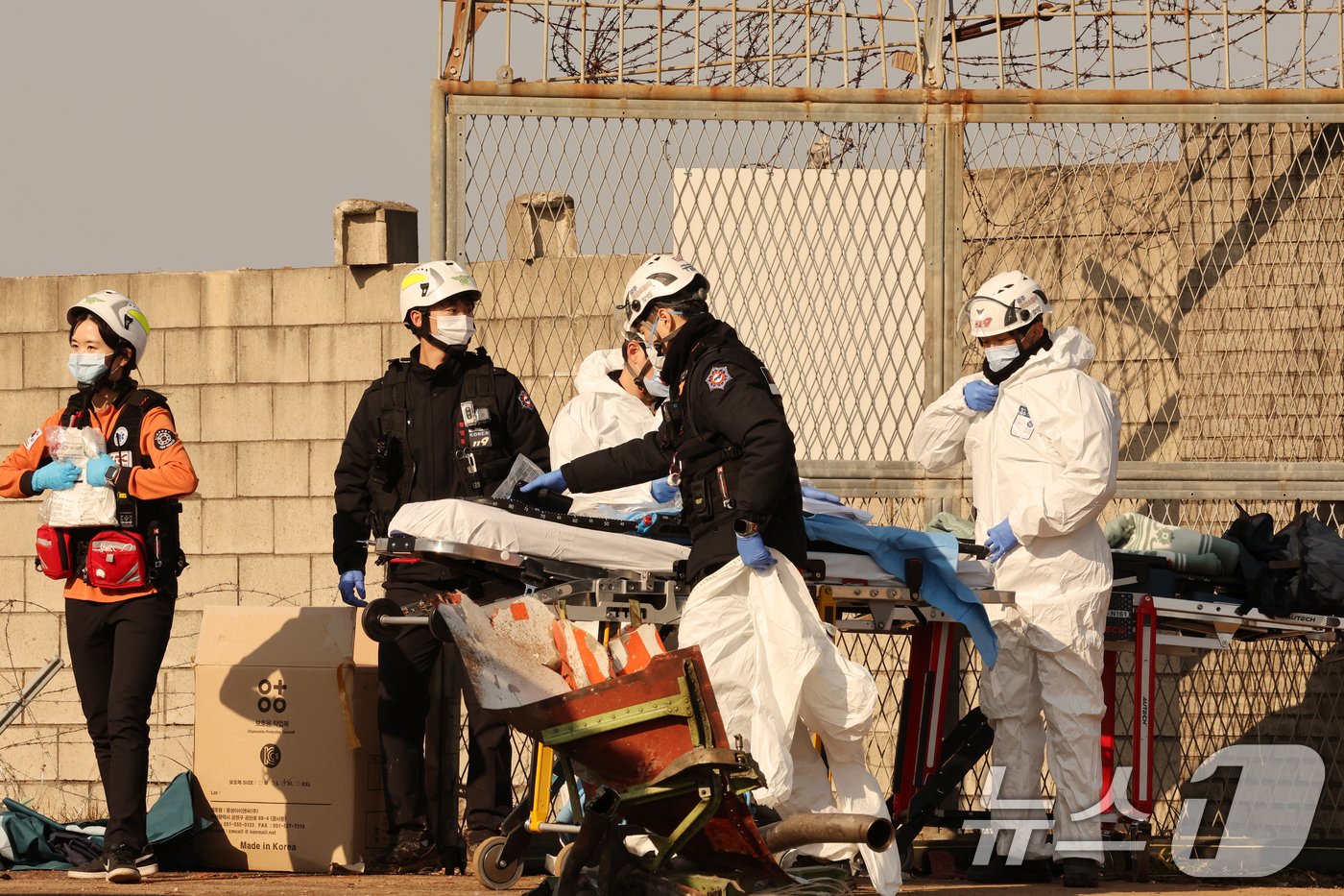 29일 오전 전남 무안국제공항 활주로에 여객기가 추락해 사고 수습이 이뤄지고 있다. 이날 오전 9시 7분쯤 승객과 승무원 181명을 태운 태국발 제주항공 7C2216편 항공기가 무안공항 착륙을 시도하던 중 활주로 외벽에 부딪혀 폭발했다. 2024.12.29/뉴스1 ⓒ News1 김태성 기자