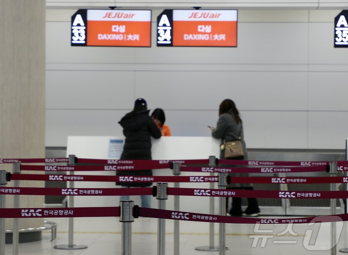 제주국제공항 3층 제주항공 발권 카운터에서 베이징 다싱행 항공편 탑승객들이 결항 안내를 받고 있다. /뉴스1 ⓒ News1 홍수영 기자