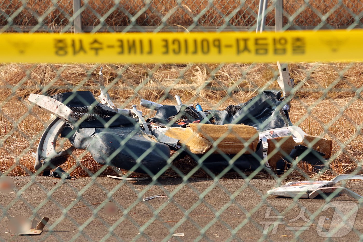 29일 여객기 추락사고가 발생한 전남 무안국제공항 활주로 인근에 여객기 좌석이 형체를 알아보기 힘든 상태로 나뒹굴고 있다. 이날 오전 9시 7분쯤 승객과 승무원 181명을 태운 태국발 제주항공 7C2216편 항공기가 무안공항 착륙을 시도하던 중 활주로 외벽에 부딪혀 폭발했다. 2024.12.29/뉴스1 ⓒ News1 김태성 기자