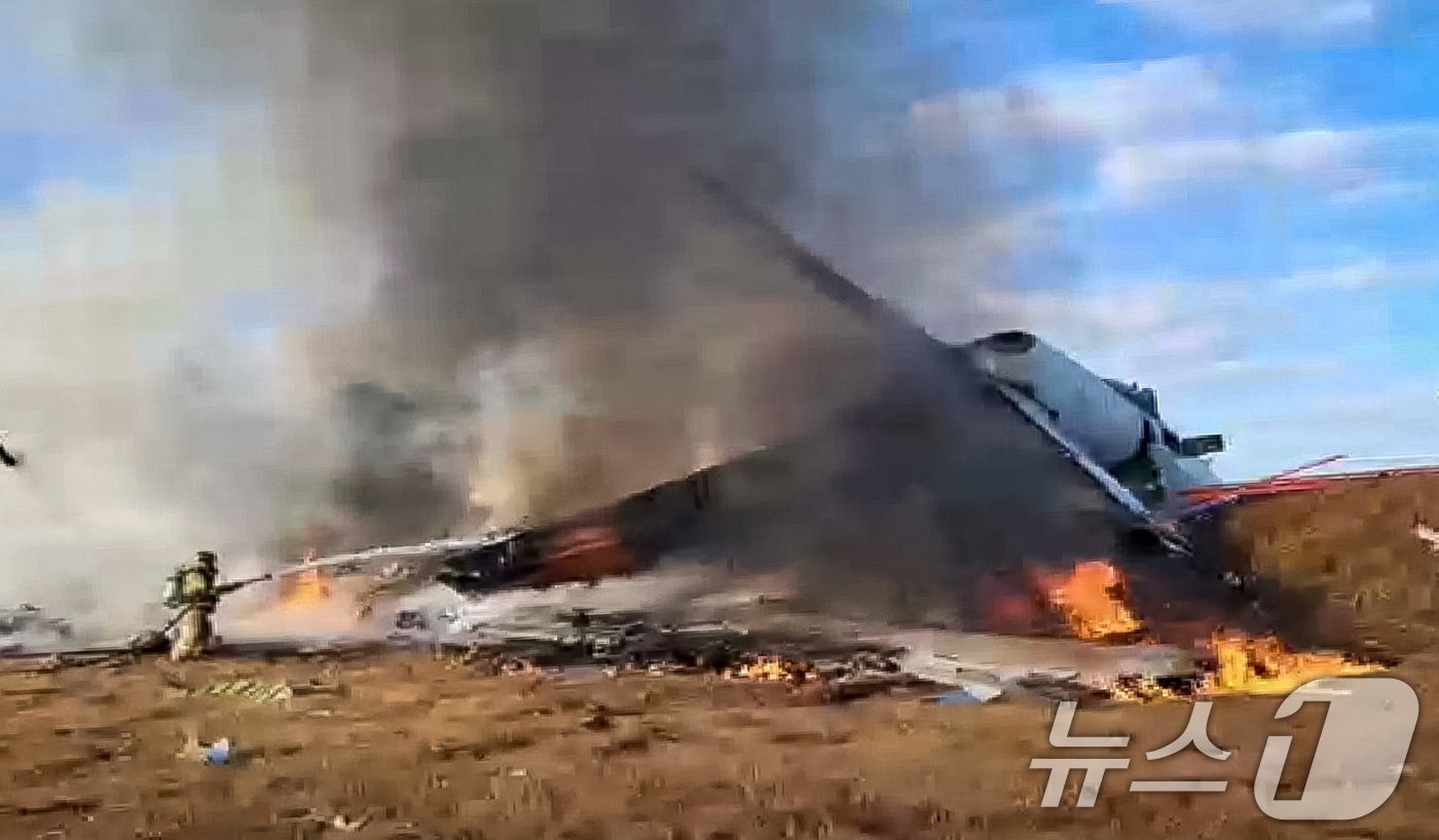본문 이미지 - 29일 전남 무안국제공항에서 승객과 승무원 181명이 탑승한 여객기가 추락해 불길이 치솟는 가운데 소방대원들이 화재진압을 하고 있다. 소방당국은 "여객기 탑승 181명 중 구조자 2명을 제외한 인원이 모두 사망한 것으로 추정된다＂고 밝혔다. (독자 제공) 2024.12.29/뉴스1