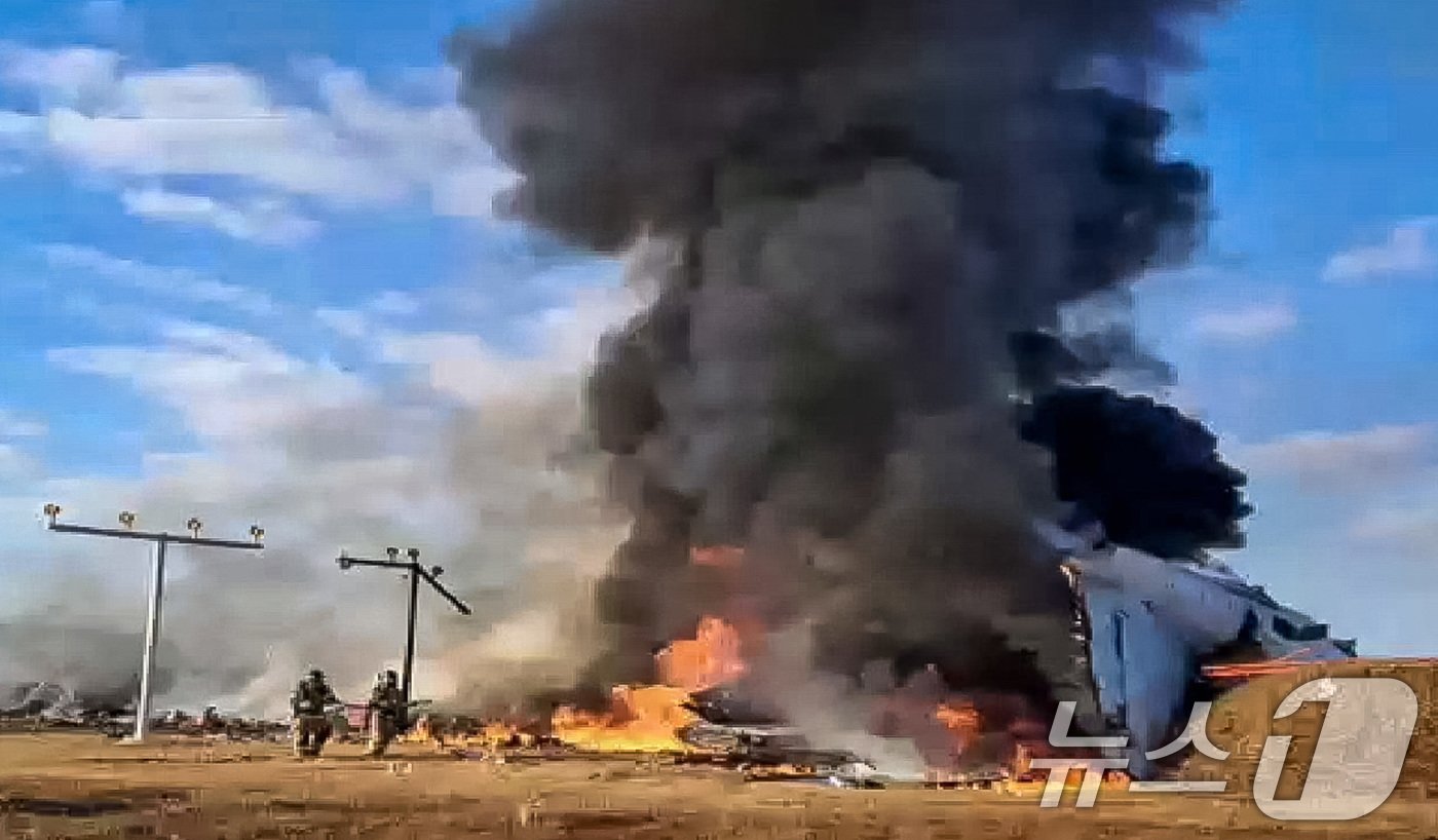 본문 이미지 - 29일 전남 무안국제공항에서 승객과 승무원 181명이 탑승한 여객기가 추락해 불길이 치솟는 가운데 소방대원들이 화재진압을 하고 있다. 소방당국은 "여객기 탑승 181명 중 구조자 2명을 제외한 인원이 모두 사망한 것으로 추정된다＂고 밝혔다. (독자 제공) 2024.12.29/뉴스1