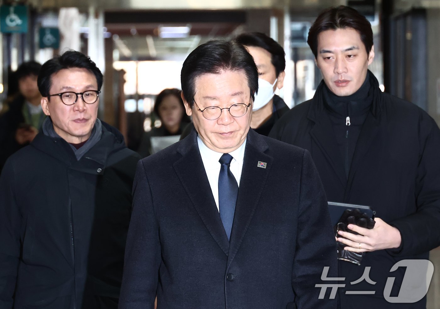 본문 이미지 - 이재명 더불어민주당 대표가 29일 오후 서울 여의도 국회에서 열린 긴급 최고위원회의에 참석하기 위해 이동하고 있다. 왼쪽부터 김민석 수석 최고위원, 이 대표, 한준호 최고위원. 2024.12.29/뉴스1 ⓒ News1 김민지 기자