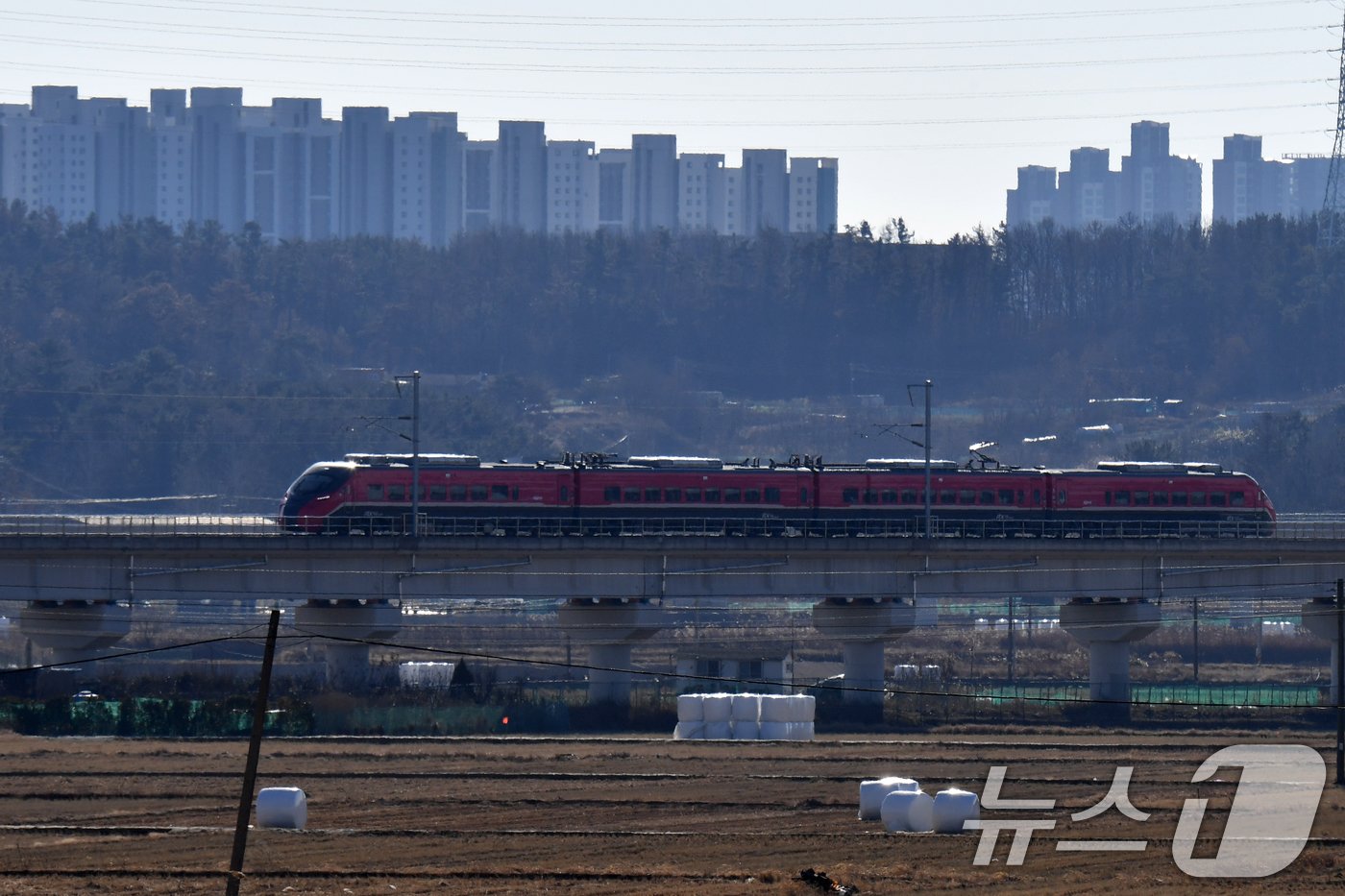 본문 이미지 - 29일 동해선 철도를 운행할 ITX-마음 열차가 경북 포항시 북구 흥해읍 구간에서 시범 운행을 하고 있다. ITX-마음 열차는 오는 31일 포항역에서 울진을 거쳐 강원도 삼척구간까지 시범운행을 한 후 2025년 새해 첫 날부터 부산에서 강원도 강릉까지 하루 4차례 운행한다. 2024.12.29/뉴스1 ⓒ News1 최창호 기자