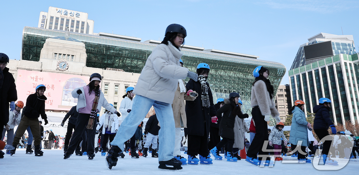 (서울=뉴스1) 김진환 기자 = 2024년 마지막 주말인 29일 오후 서울 중구 서울광장 스케이트장을 찾은 시민들과 관광객들이 스케이트를 즐기고 있다. 2024.12.29/뉴스1