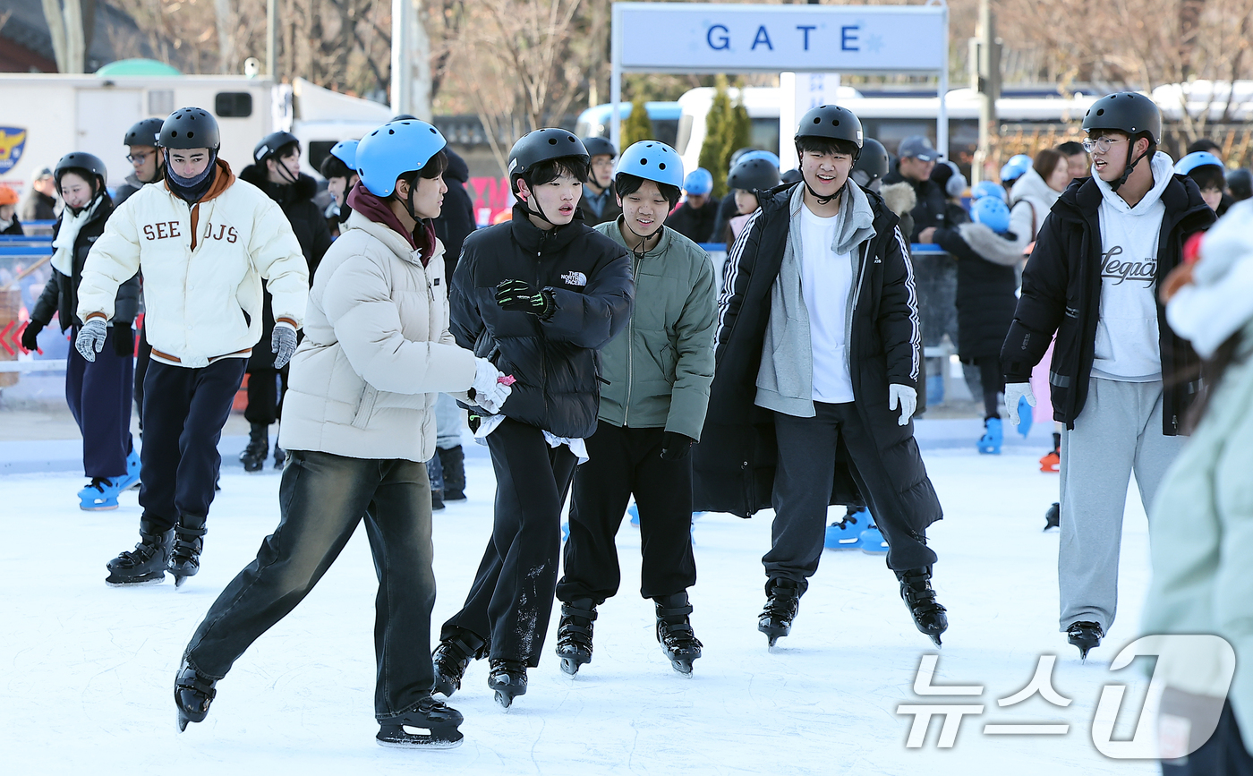 (서울=뉴스1) 김진환 기자 = 2024년 마지막 주말인 29일 오후 서울 중구 서울광장 스케이트장을 찾은 시민들과 관광객들이 스케이트를 즐기고 있다. 2024.12.29/뉴스1