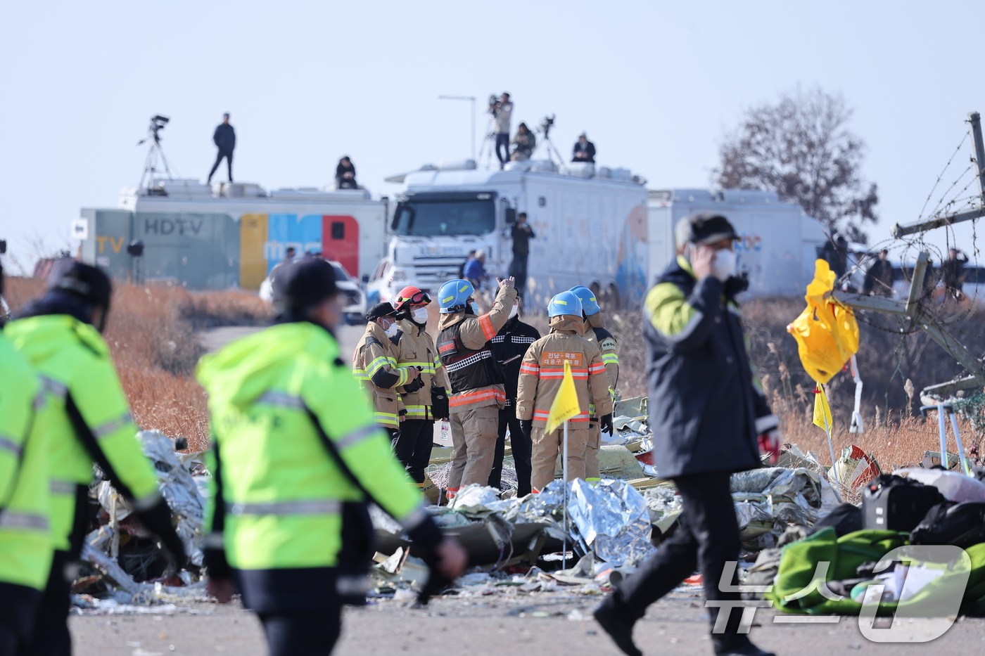 (무안=뉴스1) 김성진 기자 = 29일 오전 9시 3분께 전남 무안국제공항에서 181명이 탑승한 여객기가 추락해 소방대원들이 사고 수습 작업을 하고 있다.사고가 난 항공기는 방콕발 …