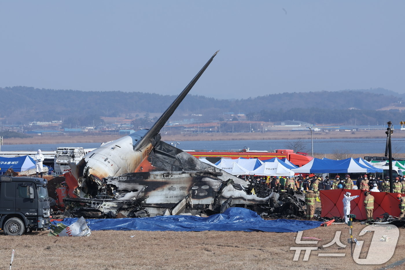 29일 오전 9시 3분께 전남 무안국제공항에서 181명이 탑승한 여객기가 추락해 소방대원들이 사고 수습 작업을 하고 있다. 2024.12.29/뉴스1 ⓒ News1 김성진 기자