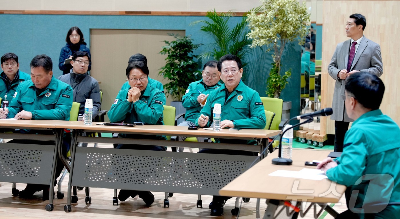 (무안=뉴스1) 전원 기자 = 최상목 대통령 권한대행 부총리 겸 기획재정부 장관이 29일 오후 전남 무안 망운문화복지센터에서 김영록 전남도지사, 강기정 광주광역시장, 김산 무안군수 …