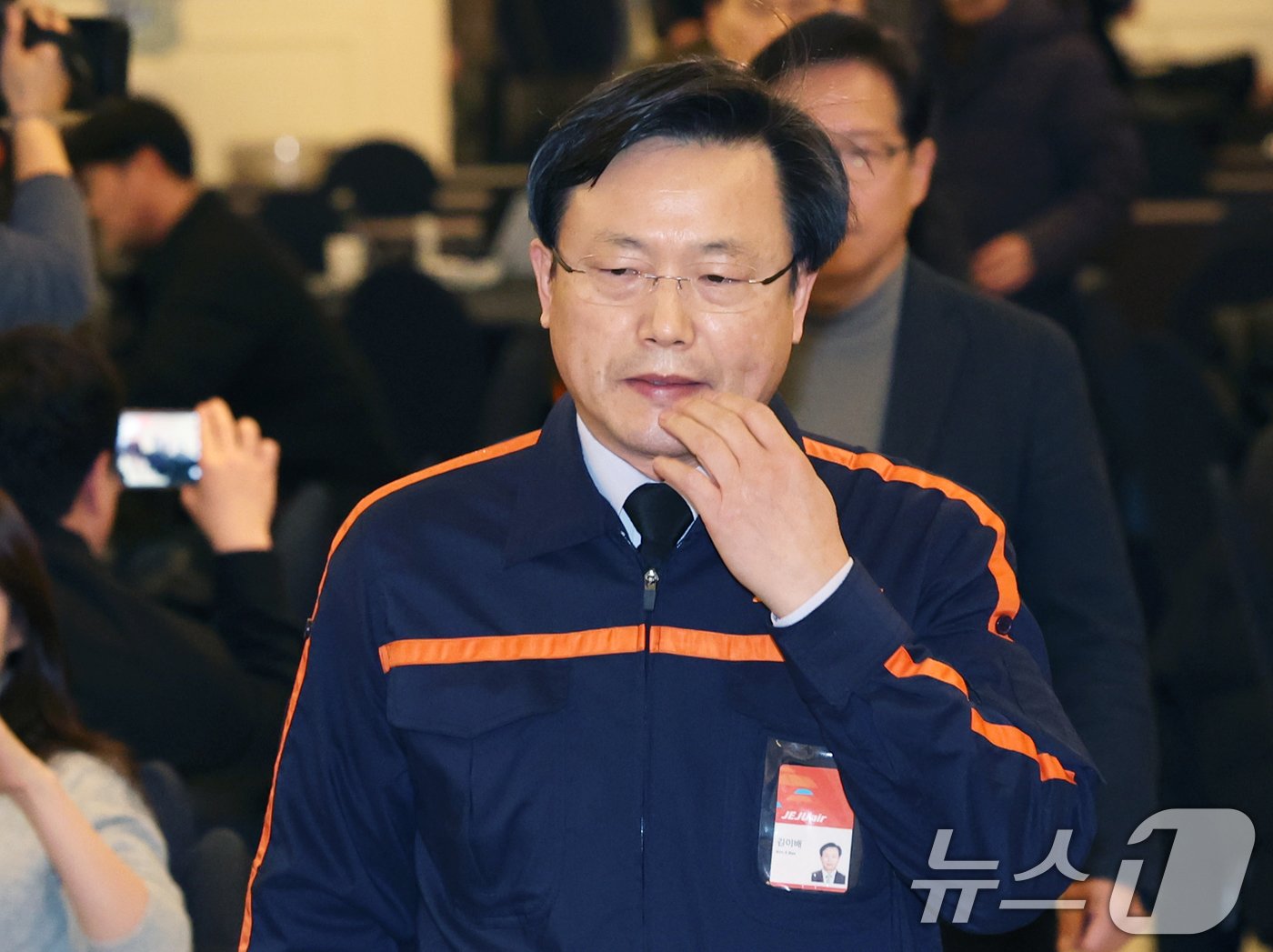 본문 이미지 - 김이배 제주항공 대표가 29일 오후 서울 강서구 메이필드 호텔에 마련된 임시 프레스센터에서 무안국제공항 여객기 사고 관련 브리핑에 참석하고 있다. 2024.12.29/뉴스1 ⓒ News1 송원영 기자