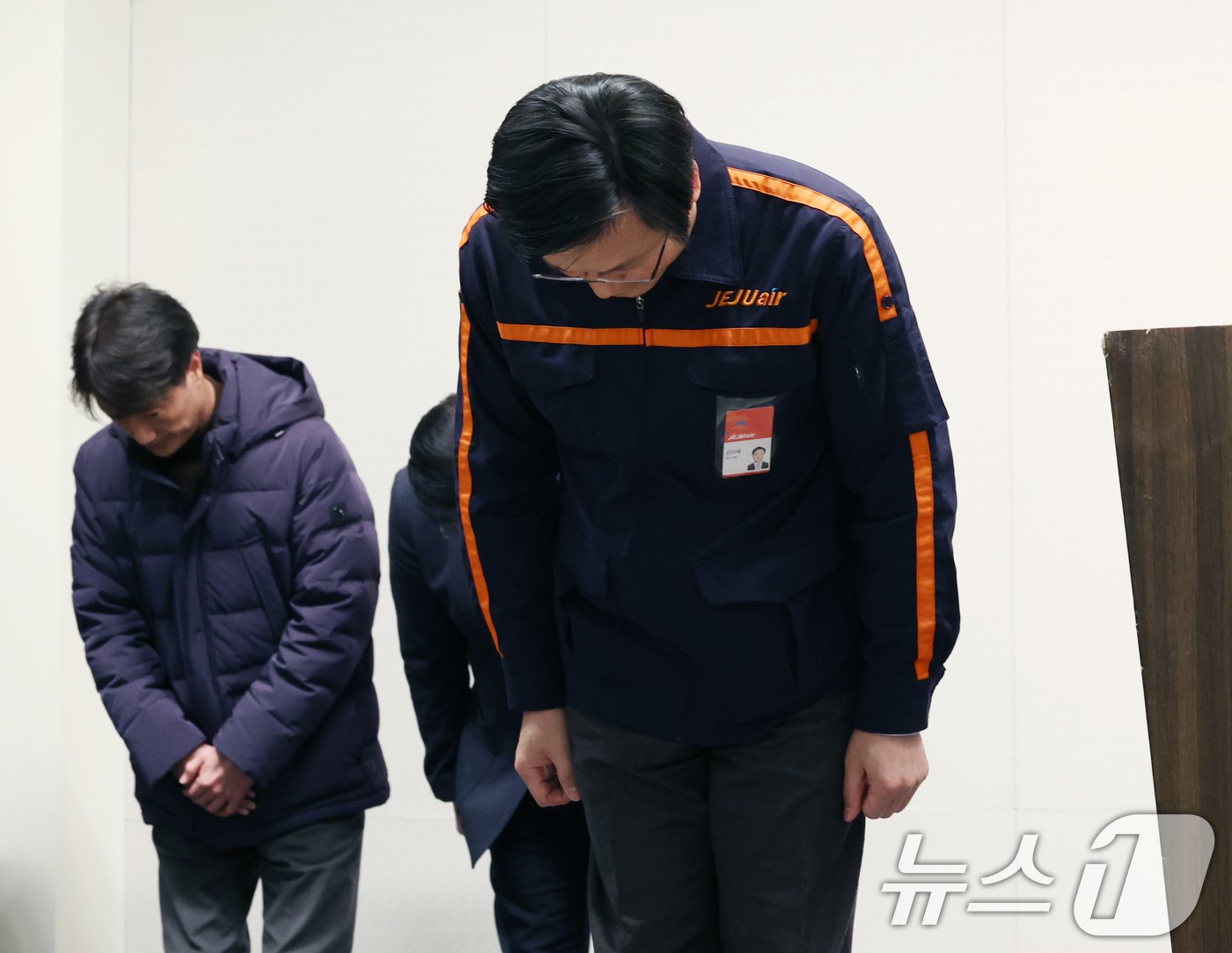 본문 이미지 - 김이배 제주항공 대표가 29일 오후 서울 강서구 메이필드 호텔에 마련된 임시 프레스센터에서 무안국제공항 여객기 사고 관련 브리핑 도중 고개 숙여 사과를 하고 있다. 2024.12.29/뉴스1 ⓒ News1 송원영 기자