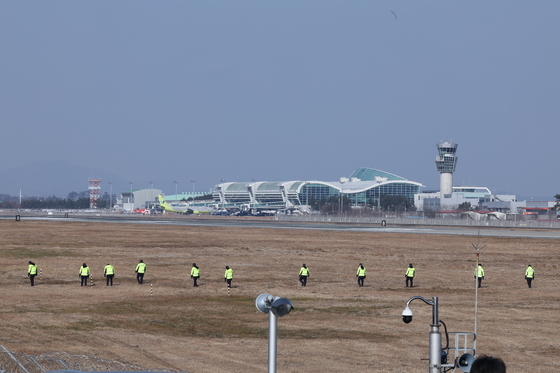 "깐 콘크리트 다 걷어내더라"…무안공항 활주로 연장공사 '부실' 정황