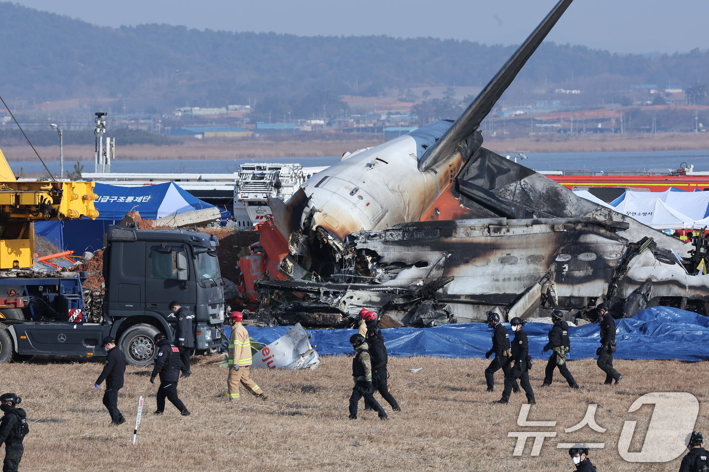 29일 오전 9시 3분께 전남 무안국제공항에서 181명이 탑승한 여객기가 추락해 소방대원들이 사고 수습 작업을 하고 있다. 사고가 난 항공기는 방콕발 제주항공 2216편으로, 랜딩기어 고장으로 동체 착륙하던 중 사고가 난 것으로 파악되고 있다. 2024.12.29/뉴스1 ⓒ News1 김성진 기자