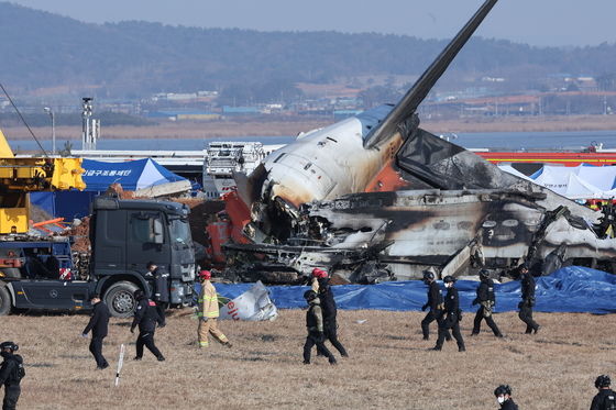 [속보] 항공청 "무안공항 여객기 사망자 96명…5명 신원 확인"