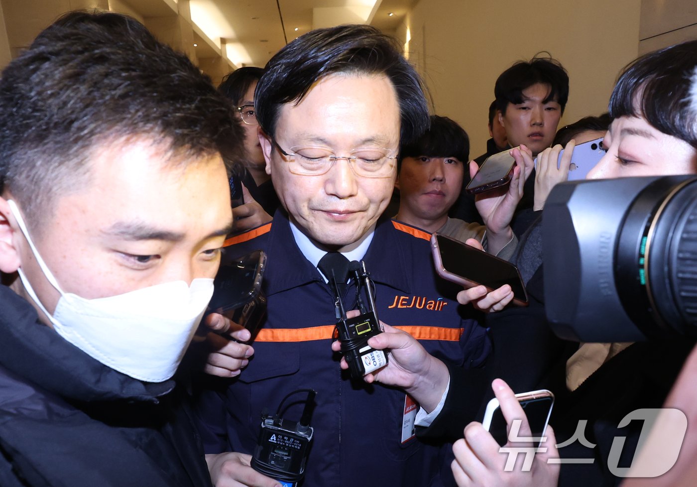 본문 이미지 - 김이배 제주항공 대표가 29일 오후 서울 강서구 메이필드 호텔에 마련된 임시 프레스센터에서 무안국제공항 여객기 사고 관련 브리핑을 마치고 취재진에 둘러싸여 퇴장 하고 있다. 2024.12.29/뉴스1 ⓒ News1 송원영 기자