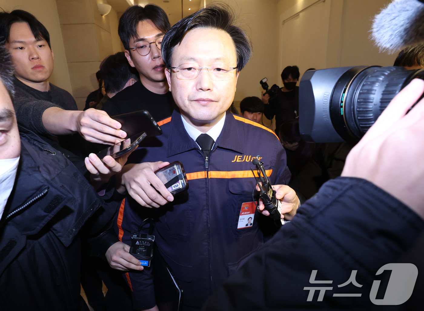 본문 이미지 - 김이배 제주항공 대표가 29일 오후 서울 강서구 메이필드 호텔에 마련된 임시 프레스센터에서 무안국제공항 여객기 사고 관련 브리핑을 마치고 취재진에 둘러싸여 퇴장 하고 있다. 2024.12.29/뉴스1 ⓒ News1 송원영 기자