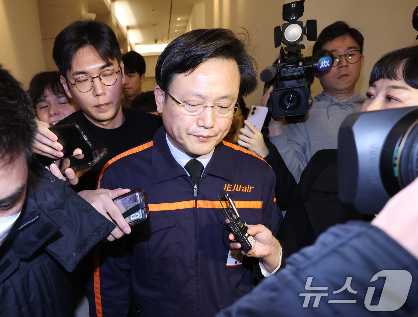 본문 이미지 - 김이배 제주항공 대표가 29일 오후 서울 강서구 메이필드 호텔에 마련된 임시 프레스센터에서 무안국제공항 여객기 사고 관련 브리핑을 마치고 취재진에 둘러싸여 퇴장 하고 있다. 2024.12.29/뉴스1 ⓒ News1 송원영 기자