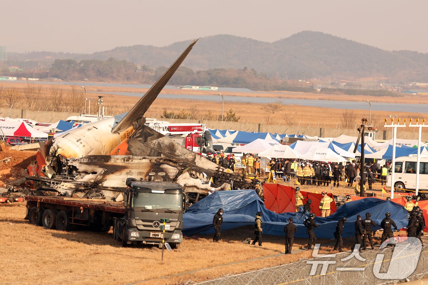 29일 전남 무안국제공항 활주로에 여객기가 추락해 사고 수습이 이뤄지고 있다. 이날 오전 9시 7분쯤 승객과 승무원 181명을 태운 태국발 제주항공 7C2216편 항공기가 무안공항 착륙을 시도하던 중 활주로 외벽에 부딪혀 폭발했다. 2024.12.29/뉴스1 ⓒ News1 김태성 기자