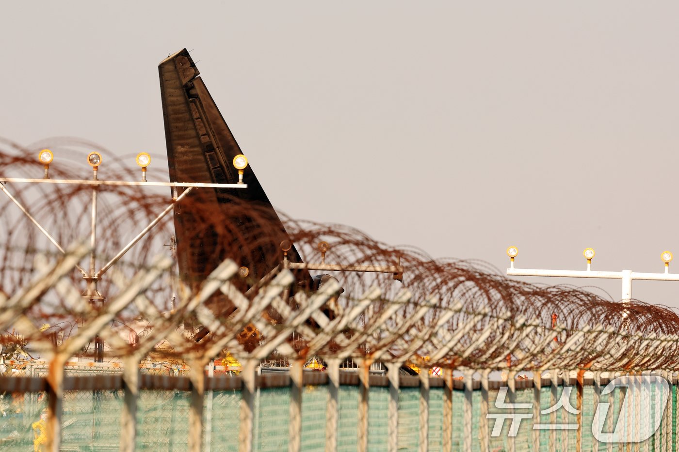 29일 전남 무안국제공항 활주로에 여객기가 추락해 사고 수습이 이뤄지고 있다.사진은 항공기 꼬리의 모습. 이날 오전 9시 7분쯤 승객과 승무원 181명을 태운 태국발 제주항공 7C2216편 항공기가 무안공항 착륙을 시도하던 중 활주로 외벽에 부딪혀 폭발했다. 2024.12.29/뉴스1 ⓒ News1 김태성 기자