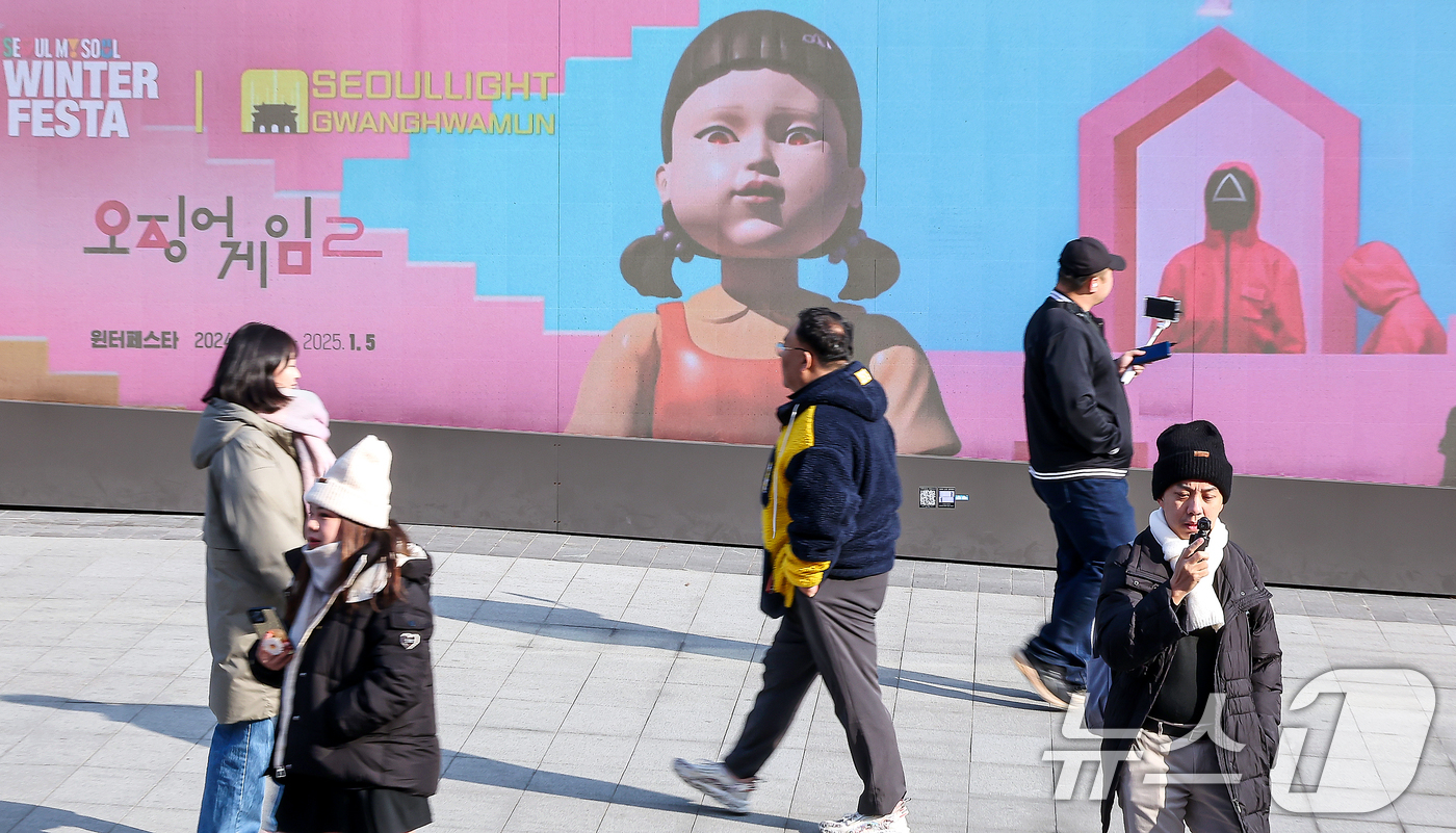 (서울=뉴스1) 김진환 기자 = 29일 오후 서울 종로구 광화문광장 미디어 파사드에 넷플릭스 오리지널시리즈 '오징어게임2' 광고가 송출되고 있다.지난 28일 세계 OTT 플랫폼 내 …