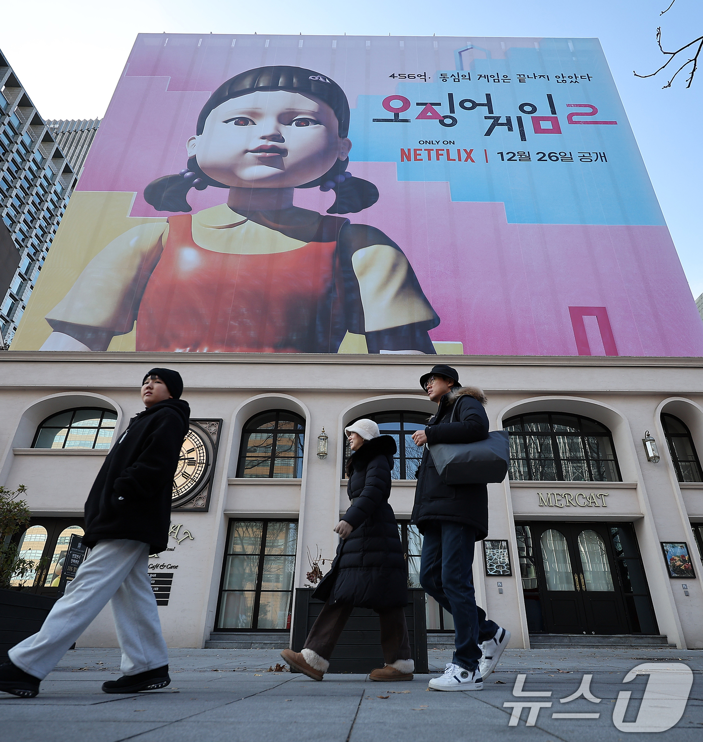 (서울=뉴스1) 김진환 기자 = 29일 오후 서울 종로구 광화문광장에서 넷플릭스 오리지널시리즈 '오징어게임2' 광고판이 설치되어 있다.지난 28일 세계 OTT 플랫폼 내 콘텐츠 시 …