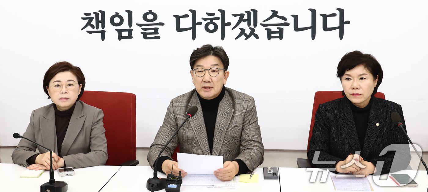 본문 이미지 - 권성동 국민의힘 당대표 권한대행 겸 원내대표가 29일 오후 서울 여의도 국회에서 열린 무안참사 관련 긴급 현안회의를 마치고 브리핑을 하고 있다. 2024.12.29/뉴스1 ⓒ News1 김민지 기자
