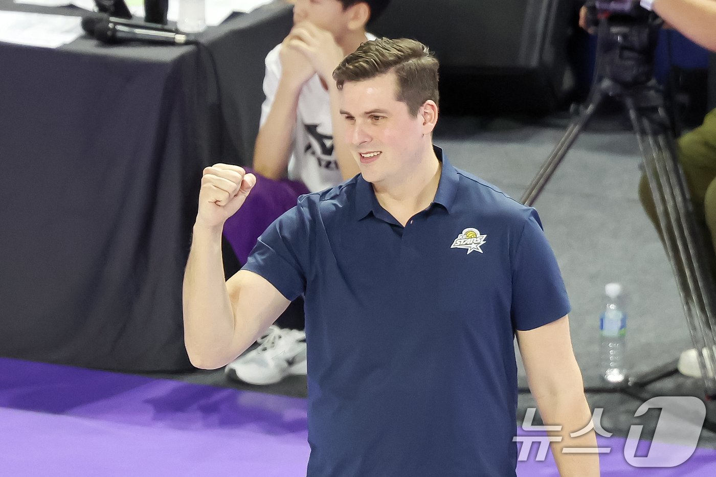 본문 이미지 - 29일 오후 인천 계양체육관에서 열린 프로배구 &#39;도드람 2024-2025 V-리그&#39; 대한항공 점보스와 KB손해보험 스타즈의 경기에서 마틴 블랑코 KB손해보험 감독대행이 선수들을 격려하고 있다. 2024.12.29/뉴스1 ⓒ News1 민경석 기자