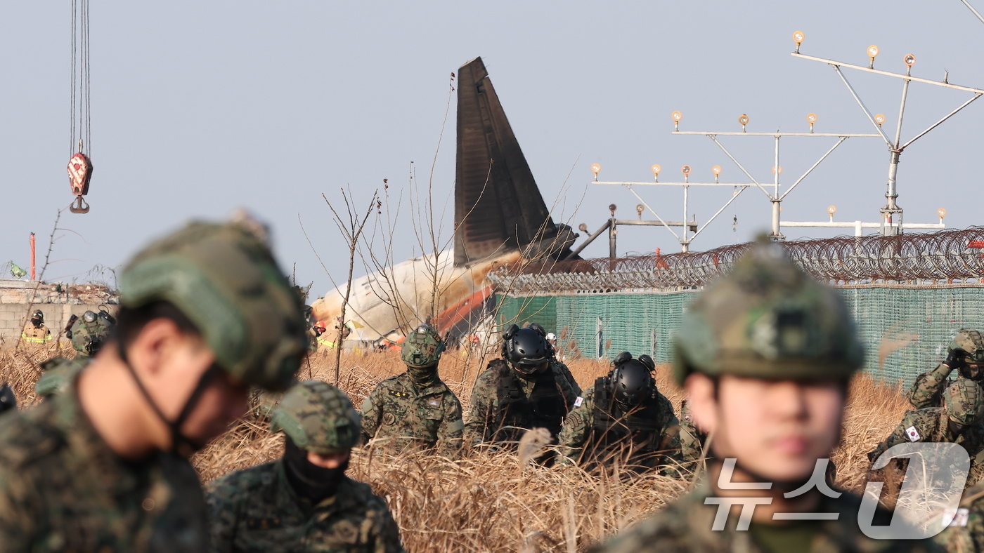 29일 오전 9시 3분께 전남 무안국제공항에서 181명이 탑승한 여객기가 추락해 군 병력이 사고 현장 주변을 수색하는 모습 2024.12.29/뉴스1 ⓒ News1 김성진 기자