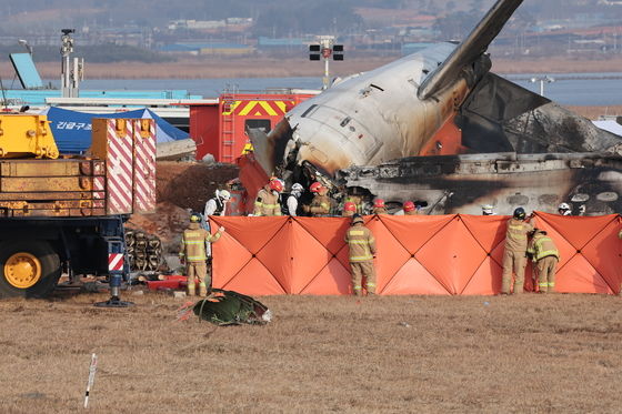 제주항공 보유 AK홀딩스 "무안공항 사고, 그룹 차원 지원 총력"