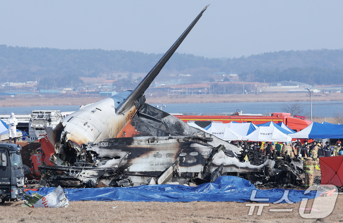 (무안=뉴스1) 김성진 기자 = 29일 오전 9시 3분께 전남 무안국제공항에서 181명이 탑승한 여객기가 추락해 소방대원들이 사고 수습 작업을 하고 있다.사고가 난 항공기는 방콕발 …