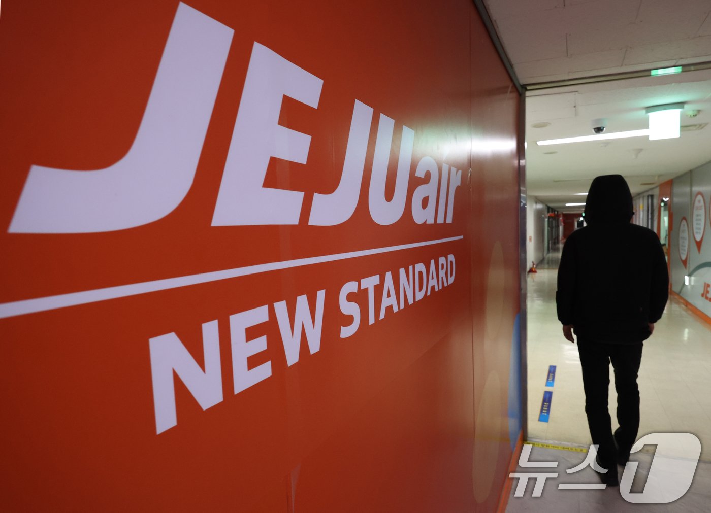 본문 이미지 - 29일 전남 무안공항에서 제주항공 여객기가 활주로를 이탈하면서 공항 외벽에 충돌, 폭발하면서 대규모 사상자가 발생했다. 사진은 이날 서울 강서구 제주항공 서울지사 모습. 2024.12.29/뉴스1 ⓒ News1 송원영 기자
