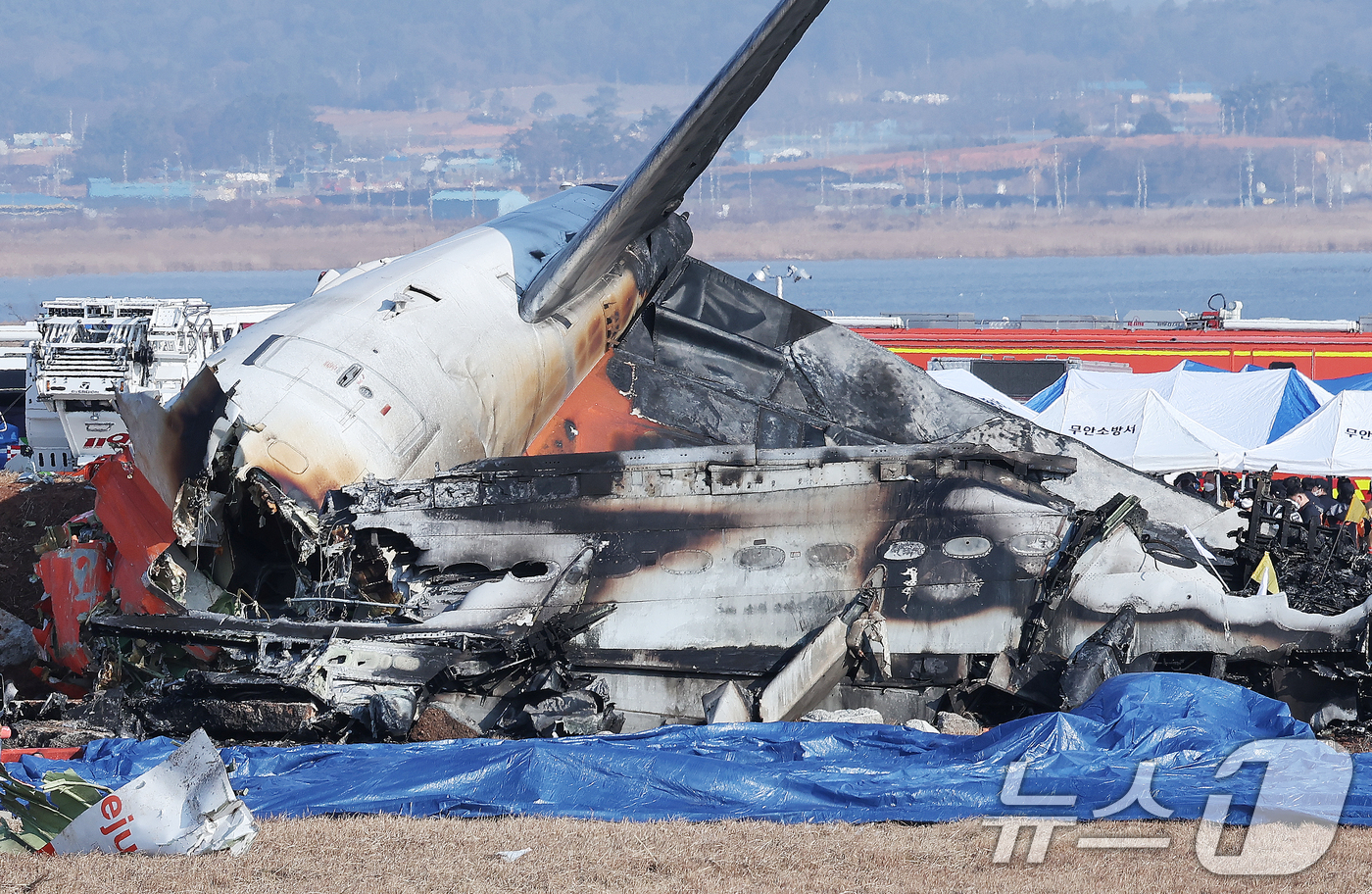 (무안=뉴스1) 김성진 기자 = 29일 오전 9시 3분께 전남 무안국제공항에서 181명이 탑승한 여객기가 추락해 소방대원들이 사고 수습 작업을 하고 있다.사고가 난 항공기는 방콕발 …