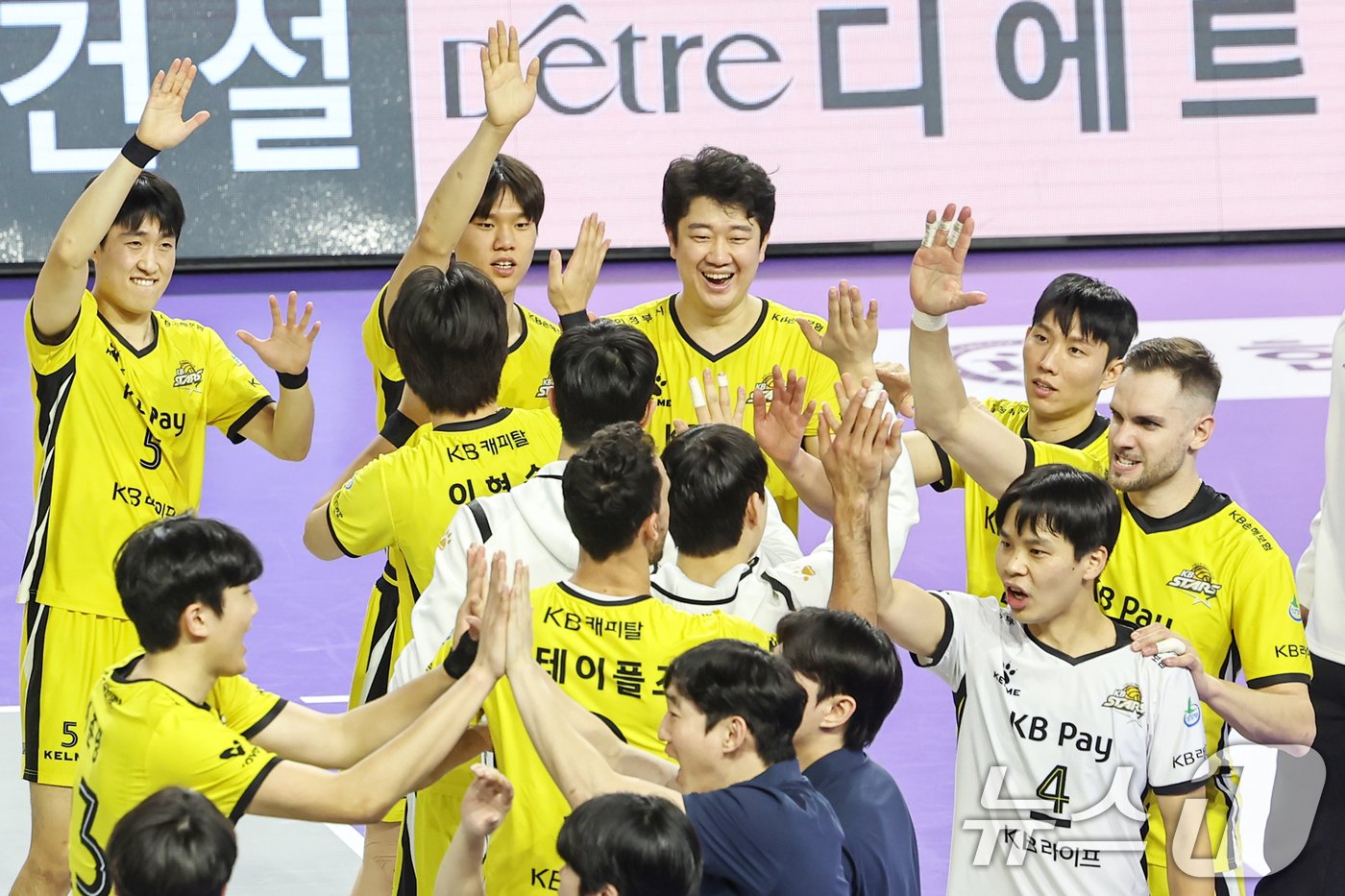 본문 이미지 - 29일 오후 인천 계양체육관에서 열린 프로배구 &#39;도드람 2024-2025 V-리그&#39; 대한항공 점보스와 KB손해보험 스타즈의 경기에서 세트 스코어 3대2로 승리한 KB손해보험 선수들이 기뻐하고 있다. 2024.12.29/뉴스1 ⓒ News1 민경석 기자