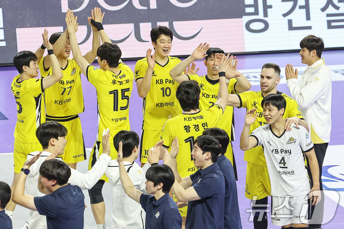 본문 이미지 - 29일 오후 인천 계양체육관에서 열린 프로배구 &#39;도드람 2024-2025 V-리그&#39; 대한항공 점보스와 KB손해보험 스타즈의 경기에서 세트 스코어 3대2로 승리한 KB손해보험 선수들이 기뻐하고 있다. 2024.12.29/뉴스1 ⓒ News1 민경석 기자
