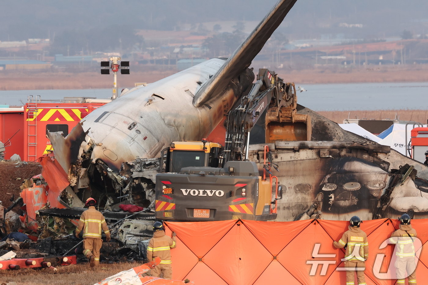 29일 오전 9시 3분께 전남 무안국제공항에서 181명이 탑승한 여객기가 추락해 소방대원들이 사고 수습 작업을 하고 있다. 사고가 난 항공기는 방콕발 제주항공 2216편으로, 랜딩기어 고장으로 동체 착륙하던 중 사고가 난 것으로 파악되고 있다. 소방당국은 긴급 브리핑을 열고 &#34;여객기에 탑승한 181명 중 구조자 2명을 제외한 인원이 모두 사망한 것으로 추정된다＂며 ＂총력을 다해 수습 작업을 진행 중＂이라고 밝혔다. 2024.12.29/뉴스1 ⓒ News1 김성진 기자