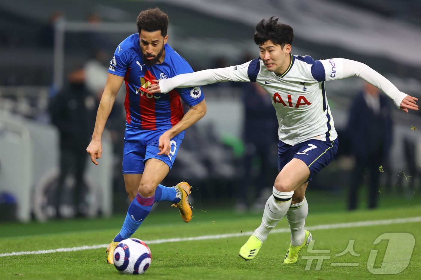 본문 이미지 - 손흥민과 안드레스 타운젠트.  ⓒ AFP=뉴스1