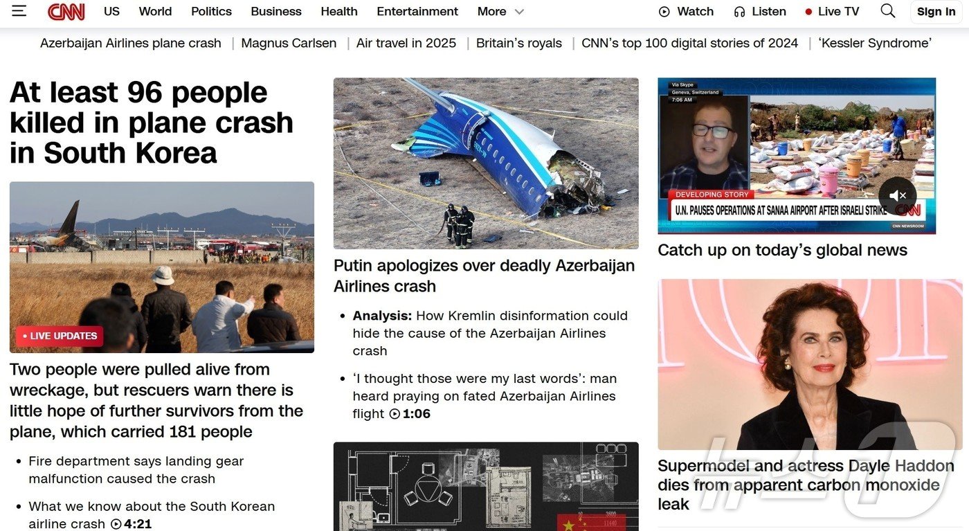 본문 이미지 - 국 CNN이 29일 자사 홈페이지에서 전남 무안국제공항에서 발생한 여객기 추락사고를 톱기사로 보도하고 있다.