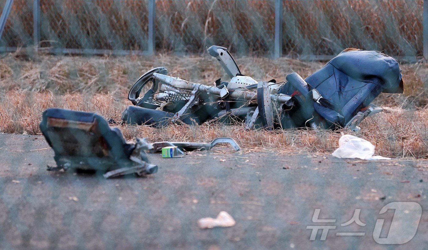 본문 이미지 - 29일 오전 9시 3분께 전남 무안국제공항에서 181명이 탑승한 여객기가 추락한 가운데, 활주로 인근에 사고 잔해가 흩어져 있다. /뉴스1 ⓒ News1 김성진 기자