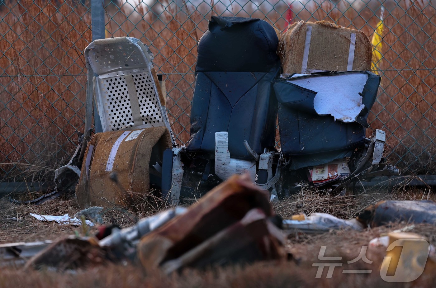(무안=뉴스1) 김성진 기자 = 29일 오전 9시 3분께 전남 무안국제공항에서 181명이 탑승한 여객기가 추락한 가운데, 활주로 인근에 사고 잔해가 흩어져 있다.사고가 난 항공기는 …
