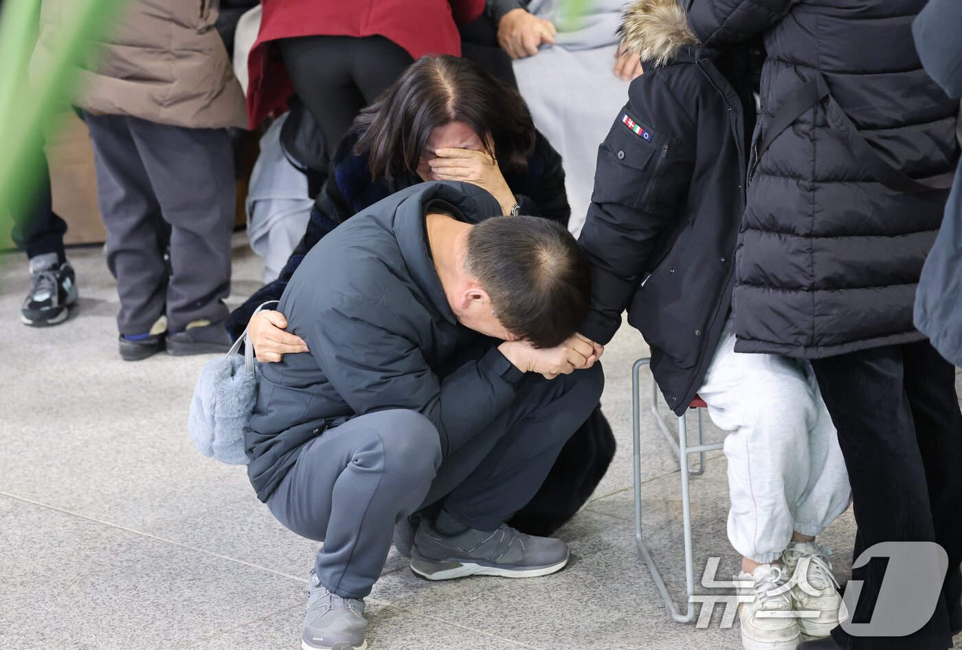 29일 전남 무안국제공항에서 제주항공 여객기 사고 탑승객 가족들이 오열하고 있다. 2024.12.29/뉴스1 ⓒ News1 김태성 기자