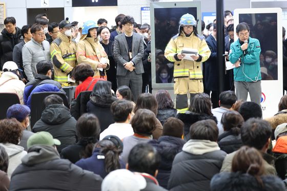 실종자 2명 어디에…신원 확인 시간 소요, 유족들 공항 못 떠나