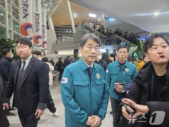 이주호, 여객기 참사 무안공항 방문…"희생자 가족 지원 최선"