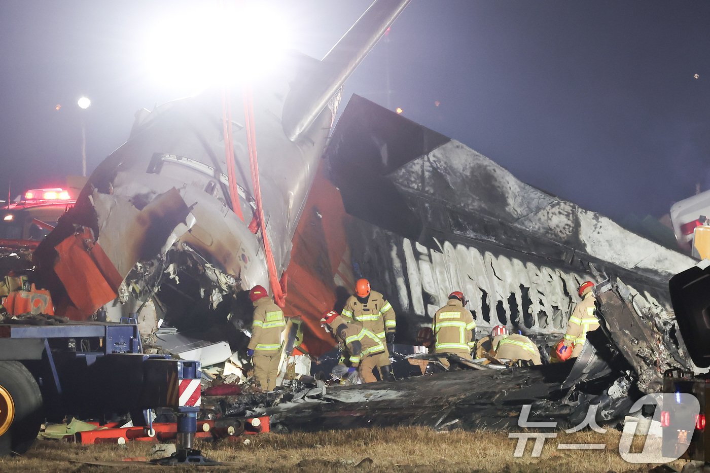 본문 이미지 - 29일 오후 181명이 탑승한 제주항공 여객기가 추락한 전남 무안국제공항에서 소방대원들이 사고 수습 작업을 하고 있다.  2024.12.29/뉴스1 ⓒ News1 김성진 기자