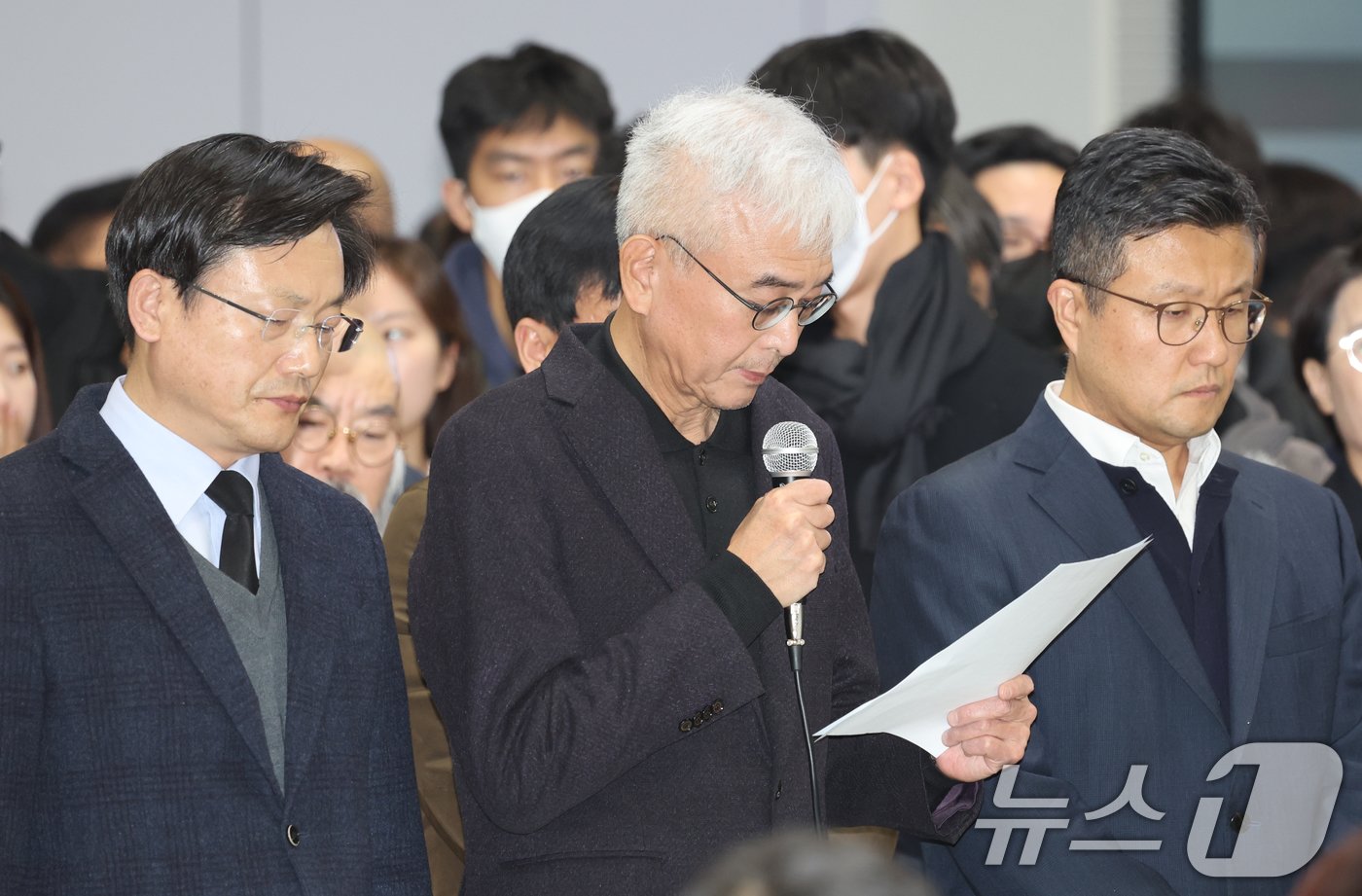 본문 이미지 - 김이배 제주항공 대표 등 경영진이 29일 전남 무안군 무안국제공항에서 여객기 사고와 관련해 유가족들에게 사과하고 있다. &#40;공동취재&#41; 2024.12.29/뉴스1 ⓒ News1 김태성 기자