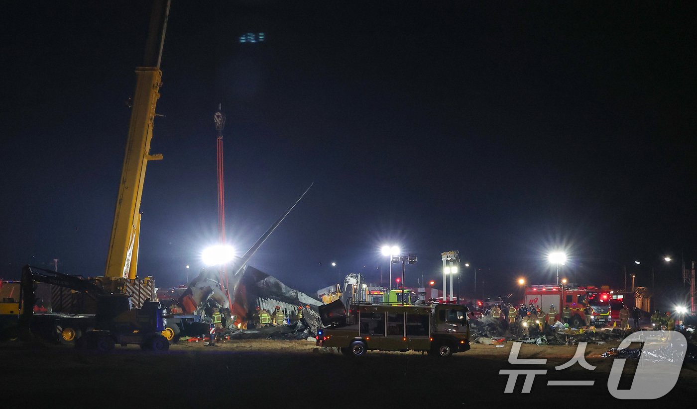 29일 오후 181명이 탑승한 제주항공 여객기가 추락한 전남 무안국제공항에서 소방대원들이 사고 수습 작업을 하고 있다. 사고가 난 항공기는 방콕을 출발해 이날 오전 9시 무안국제공항에 도착 예정이던 제주항공 2216편으로 사고 여객기는 랜딩기어 고장으로 동체 착륙하던 중 사고가 난 것으로 파악되고 있다. 소방당국은 긴급 브리핑을 열고 &#34;여객기에 탑승한 181명 중 구조자 2명을 제외한 인원이 모두 사망한 것으로 추정된다＂며 ＂총력을 다해 수습 작업을 진행 중＂이라고 밝혔다. 2024.12.29/뉴스1 ⓒ News1 김성진 기자