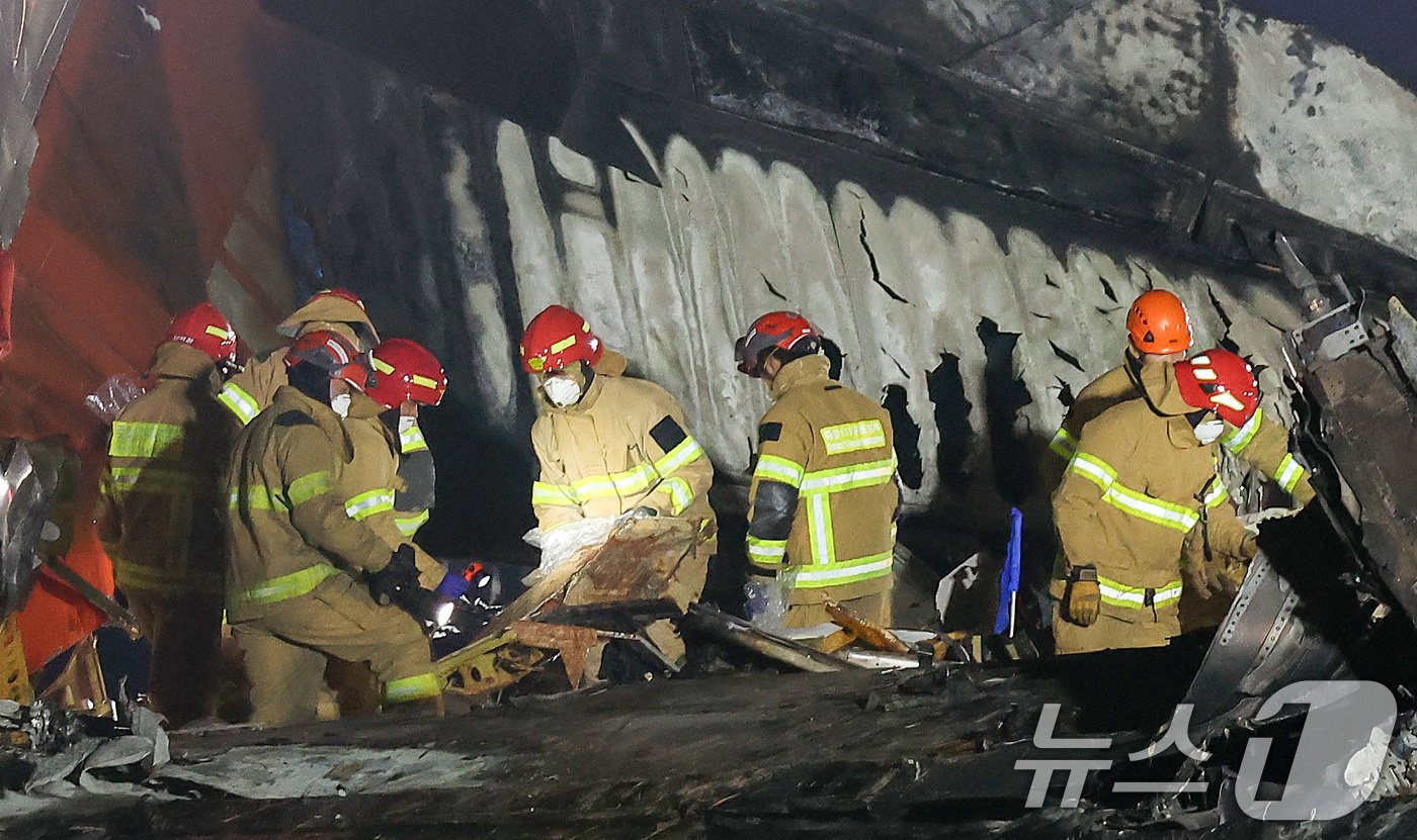 29일 오후 181명이 탑승한 제주항공 여객기가 추락한 전남 무안국제공항에서 소방대원들이 사고 수습 작업을 하고 있다. 사고가 난 항공기는 방콕을 출발해 이날 오전 9시 무안국제공항에 도착 예정이던 제주항공 2216편으로 사고 여객기는 랜딩기어 고장으로 동체 착륙하던 중 사고가 난 것으로 파악되고 있다. 소방당국은 긴급 브리핑을 열고 &#34;여객기에 탑승한 181명 중 구조자 2명을 제외한 인원이 모두 사망한 것으로 추정된다＂며 ＂총력을 다해 수습 작업을 진행 중＂이라고 밝혔다. 2024.12.29/뉴스1 ⓒ News1 김성진 기자